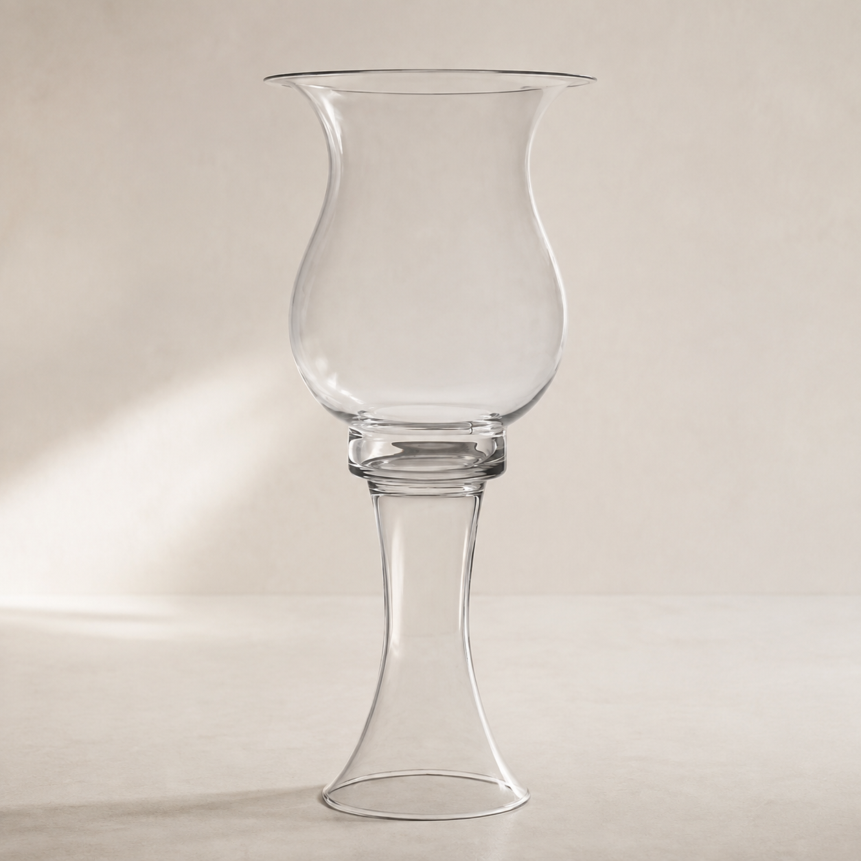 945 comprar FLORERO CON PIE DE CRISTAL online de desde 5071 E estudio calido cuadrado sin texto